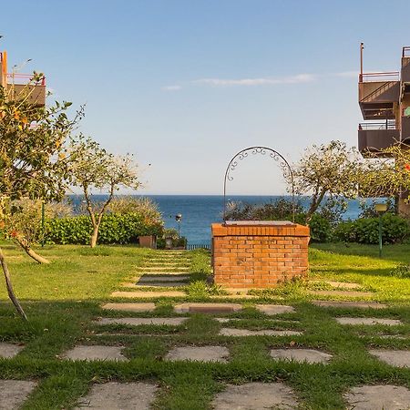 Blue Wood Apartment Letojanni Exterior foto