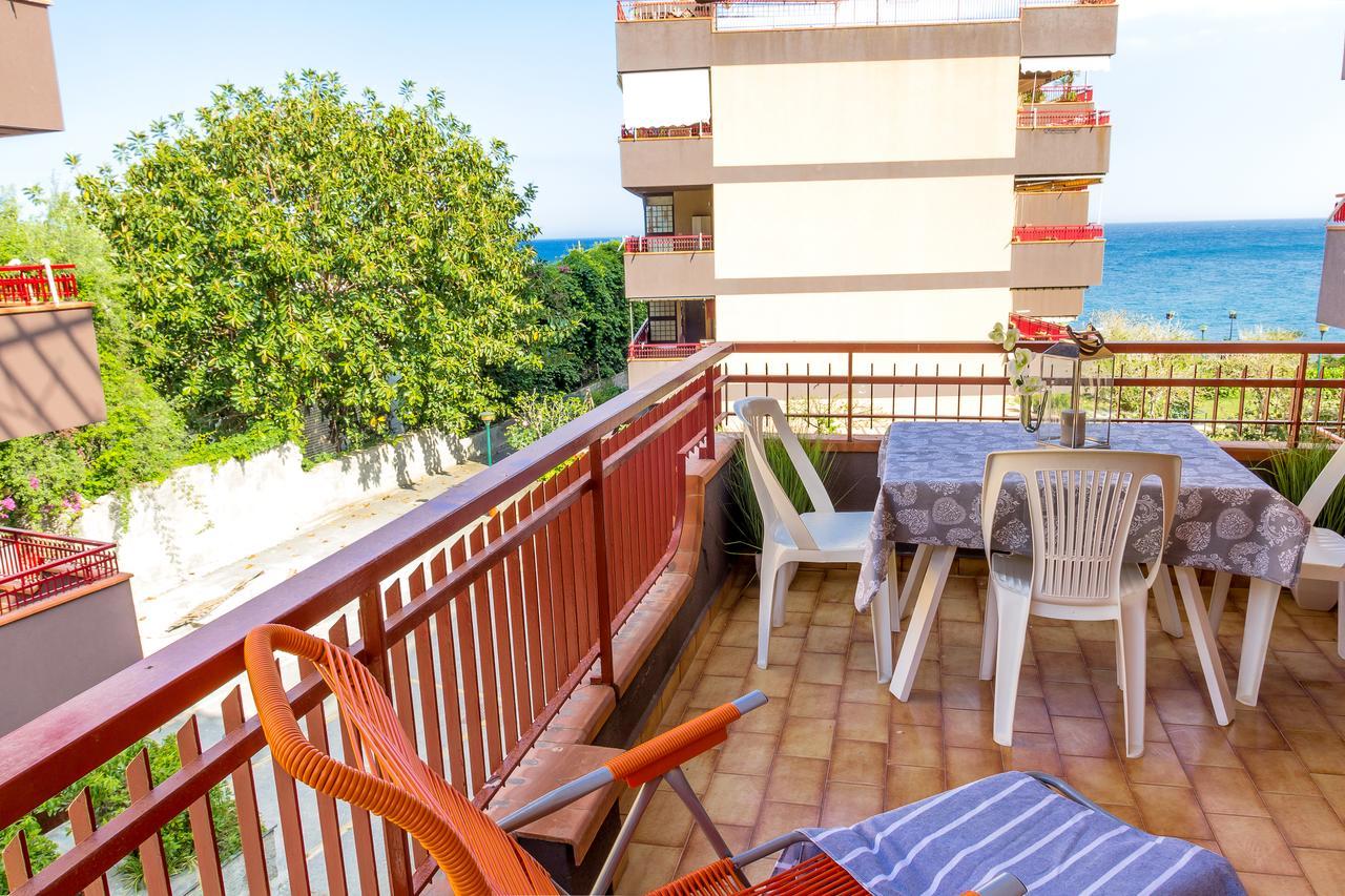 Blue Wood Apartment Letojanni Exterior foto